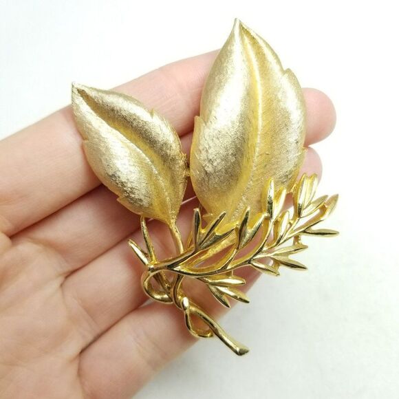 Vintage Sarah Coventry Large Gold Tone Leaf Design Brooch, 80s Style, Signed - Picture 1 of 7